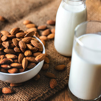 leches vegetales como negocio - leche de almendra
